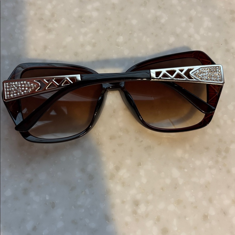 Chic Sunglasses - Picture 2 of 6